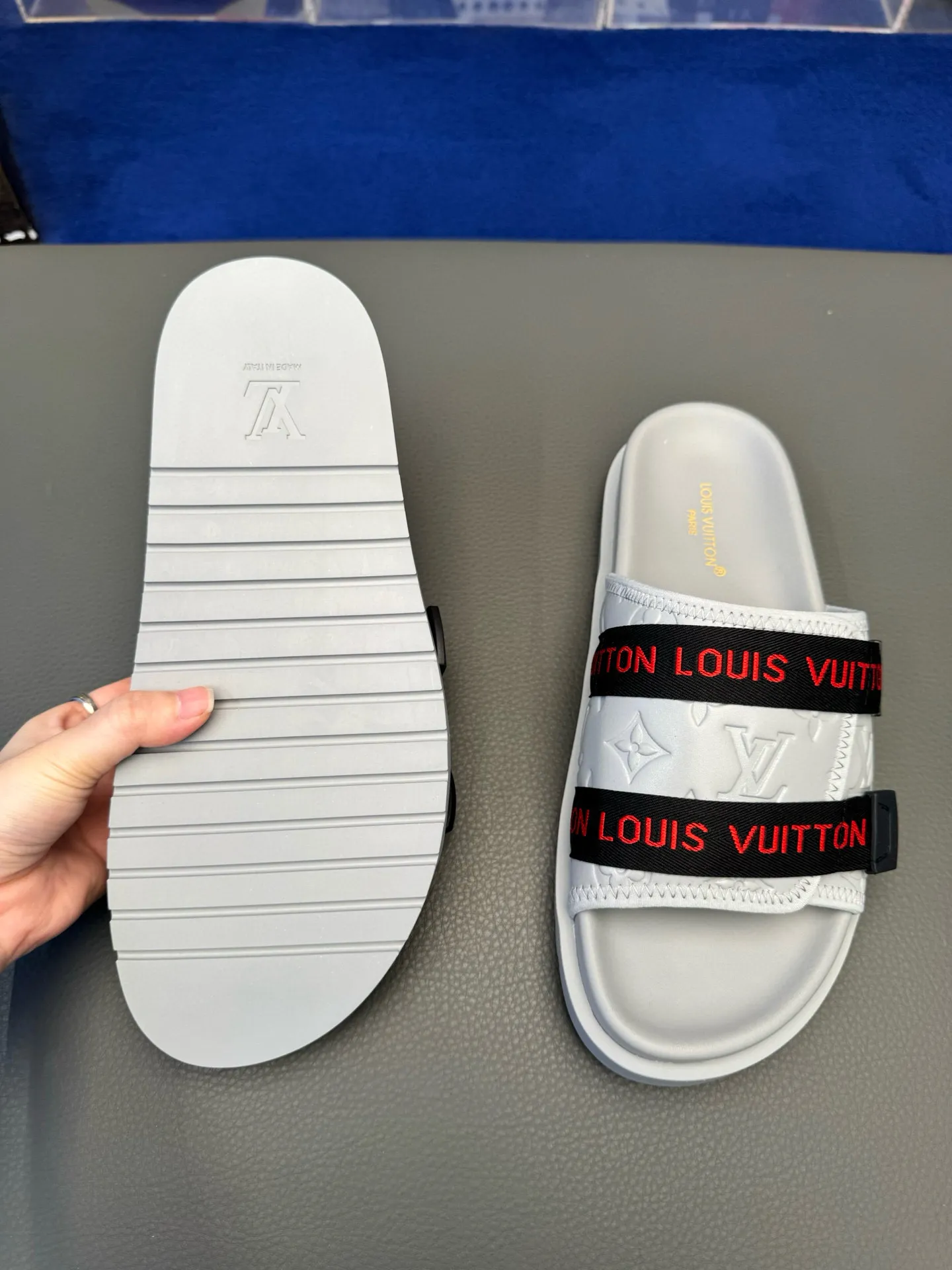 [L Home] P: 340💰Size: 38-45 Top purchasing lv men's summer slippers, classic presbyopia with soft real leather lining, unique color splicing effect, distinctive personality, fashionable and trendy essential style, light and comfortable. Lightweight and tough rubber insole, micro ridged foam outsole, super comfortable!